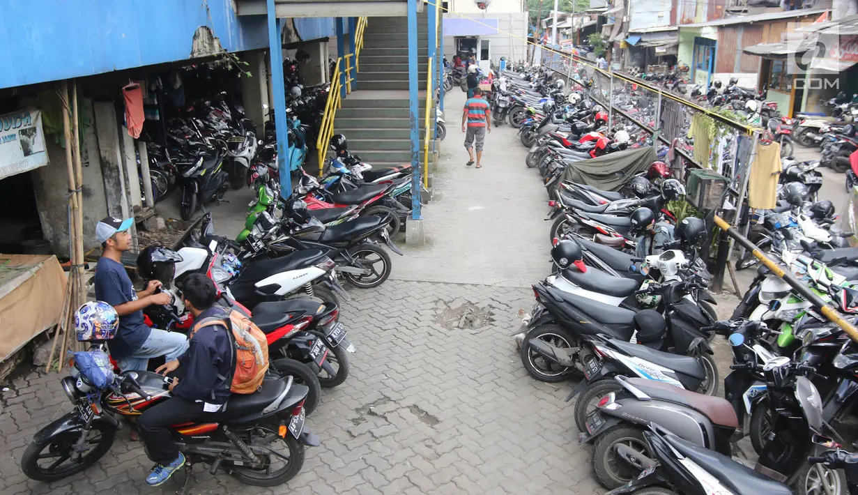 Suasana parkiran Blok G Tanah Abang, Jakarta, Jumat (27/4). Tempat itu akan dijadikan lokasi relokasi sementara bagi pedagang Blok G. (Liputan6.com/Arya Manggala)