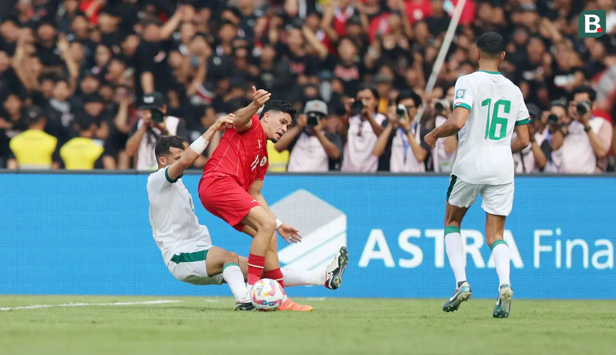 <p>Pemain Timnas Indonesia, Ragnar Oratmangoen (tengah) berebut bola dengan pemain Irak, Suad Natiq pada laga Grup F putaran kedua Kualifikasi Piala Dunia 2026 zona Asia di Stadion Utama Gelora Bung Karno (SUGBK), Senayan, Jakarta, Kamis (6/6/2024). (Bola.com/M Iqbal Ichsan)</p>