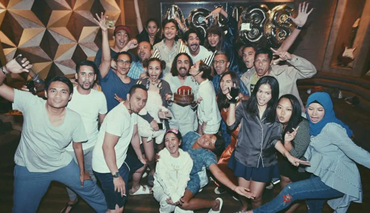 Dan masih banyak lagi reaksi dari netizen melihat foto mesra Bunga Citra Lestari dan Ashraf Sinclair. Ucapan selamat ultah juga dari sahabat Ashraf, Alex Abbad. (Instagram/teambcl)