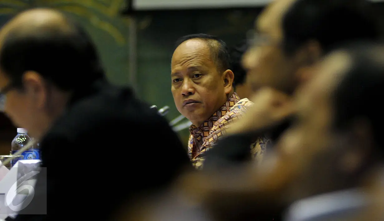 Menteri Riset Teknologi dan Pendidikan Tinggi, M Nasir ketika menghadiri rapat kerja dengan Komisi VII DPR, di Komplek Parlemen, Jakarta, Kamis (22/10). Rapat itu membahas Rencana Kerja Anggaran Kementerian Lembaga (RKAKL) 2016. (Liputan6/Johan Tallo)
