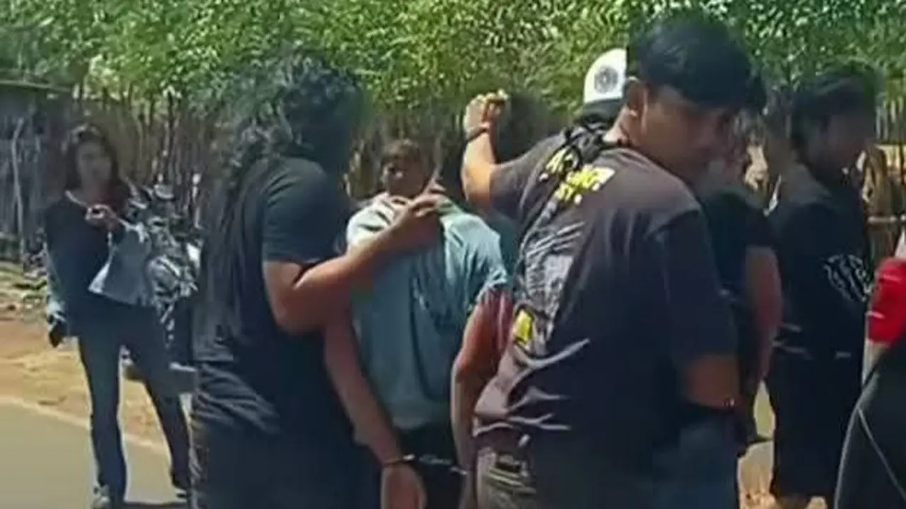 Penangkapan oknum polisi berinisial AMS (23) terduga pembunuh pacar di Indramayu, Jawa Barat, oleh tim gabungan Polres Dompu dan Polres Indramayu