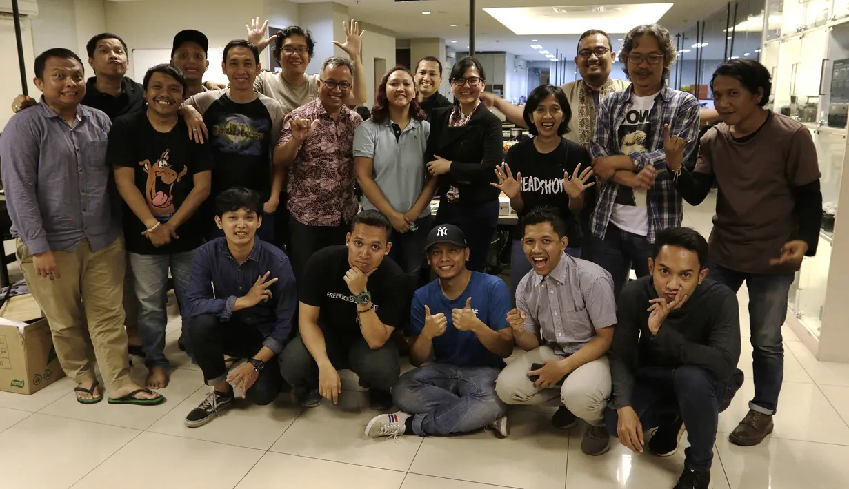 Sekjen PSSI, Ratu Tisha, foto bersama karyawan KLY saat mengunjungi Kantor Redaksi KLY di Jakarta, Jumat (16/3). (Bola.com/Yoppy Renato)