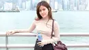 Melisa Hartanto merupakan kontestan Indonesian Idol asal Surabaya. Bukan hanya bersuara merdu, gaya penampilannya juga menarik perhatian publik. Ia dikenal selalu tampil anggun di berbagai kesempatan. (Liputan6.com/IG/@melisahart_)