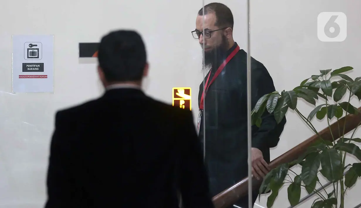 Khalid Basalamah diperiksa sebagai saksi terkait kasus dugaan korupsi pengelolaan kuota haji tambahan tahun 2023-2024. Tampak dalam foto, Direktur/Pemilik PT Zahra Oto Mandiri (Uhud Tour) yang juga pendakwah, Khalid Zeed Abdullah Basalamah (kiri), usai menjalani pemeriksaan di Gedung Merah Putih Komisi Pemberantasan Korupsi (KPK), Jakarta, Kamis (23/4/2026). (Liputan6.com/Helmi Fithriansyah)