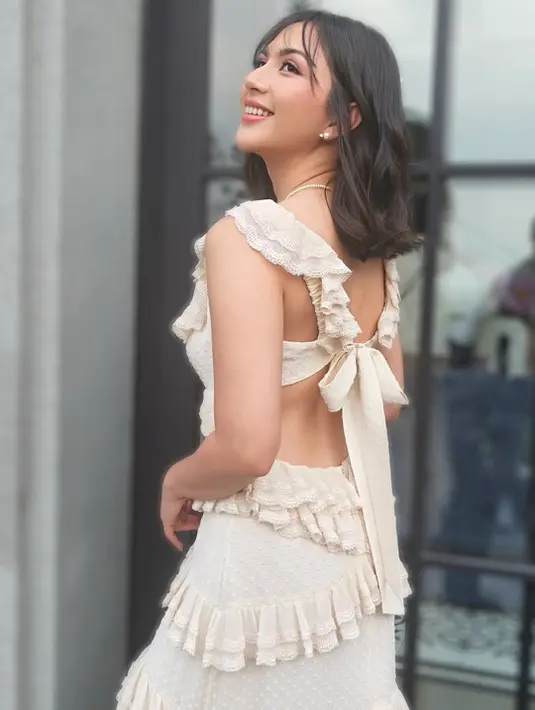 Bagaimana tidak? Istri Yakup Hasibuan itu tampil feminin dengan ruffle dress yang anggun (@philipekarunia)