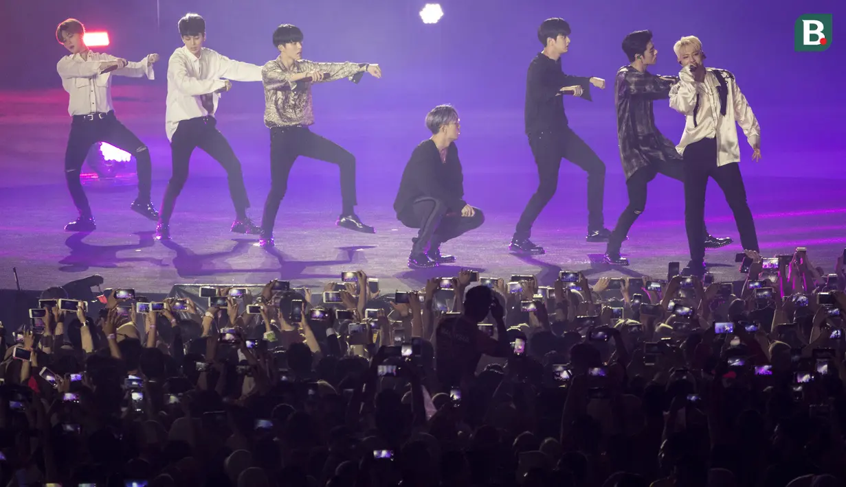 Boy Band asal Korea, Ikon saat penutupan Asian Games di SUGBK, Jakarta, Minggu (2/9/2018). (Bola.com/Vitalis Yogi Trisna)