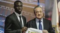 Ferland Mendy berpose bersama Presiden Real Madrid Florentino Perez saat diperkenalkan sebagai pemain anyar Real Madrid di Santiago Bernabeu, Rabu (19/6/2019). (AP Photo/Manu Fernandez)