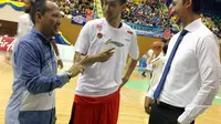 Ridi Djajakusuma (kiri) ketika berbincang dengan salah satu pebasket Indonesia (Istimewa)
