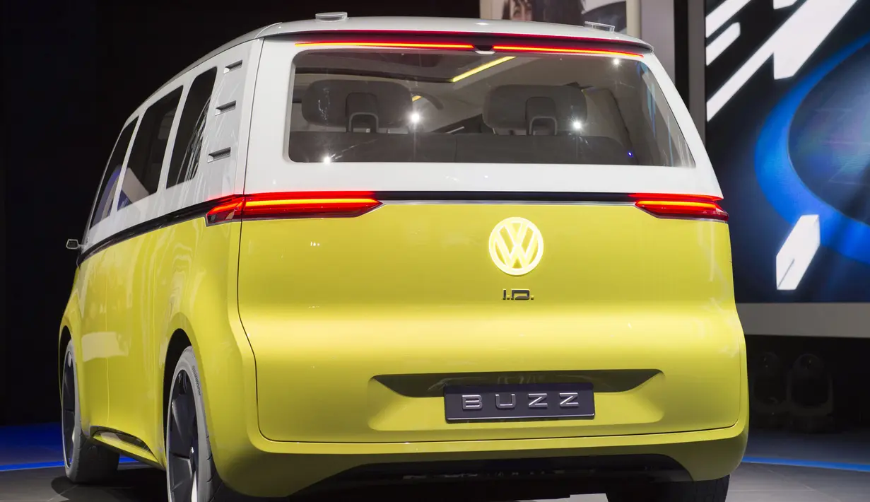 Bagian belakang Volkswagen I.D. Buzz saat dipamerkan di North American International Auto Show (NAIAS) di Detroit, Michigan, AS, (9/1). Volkswagen I.D. Buzz dibangun dengan konsep futuristik dan elegan. (AFP Photo/Saul Loeb)