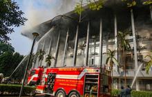 FOTO: Penampakan Kobaran Api Disertai Asap Hitam Hanguskan Gedung Bakamla
