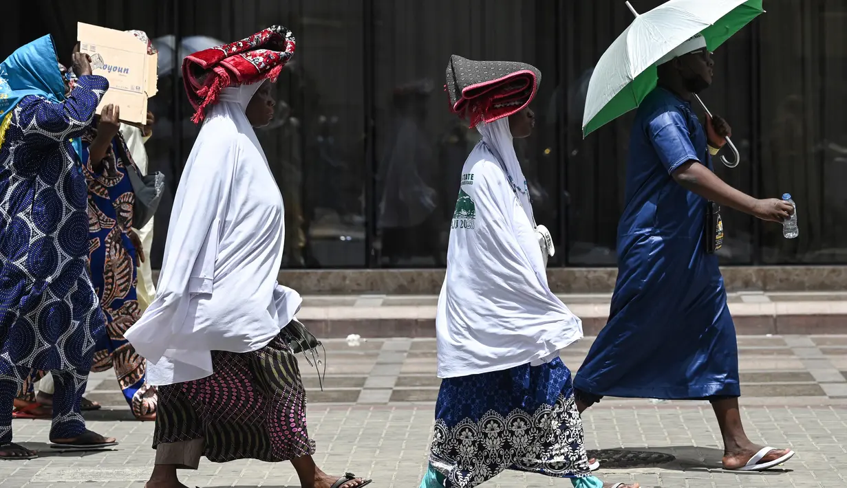 Jemaah haji diminta mewaspadai terjadinya heatstroke saat Armuzna. (Photo by Sajjad HUSSAIN / AFP)