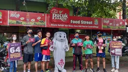 Maskot Piala Dunia 2022, La'eeb berfoto bersama warga saat mengunjungi Hutan Kota Patriot, Bekasi, Jumat (4/11/2022). Antusiasme masyarakat Bekasi bertemu La'eeb sangat besar. Banyak yang mengabadikan momen bersama sang maskot Piala Dunia 2022 yang bakal hadir eksklusif di EMTEK Group. (Dok. SCM)