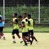 Sejumlah pemain dan asisten pelatih Persikabo 1973 melakukan pemanasan saat sesi latihan perdana di Lapangan Samudra, Badung, Bali, Minggu (03/01/2022). Latihan tersebut menjadi bagian dari persiapan menghadapi Arema FC di laga lanjutan BRI Liga 1 pada 5 januari mendatang. (Bola.com/Nandang Permana)