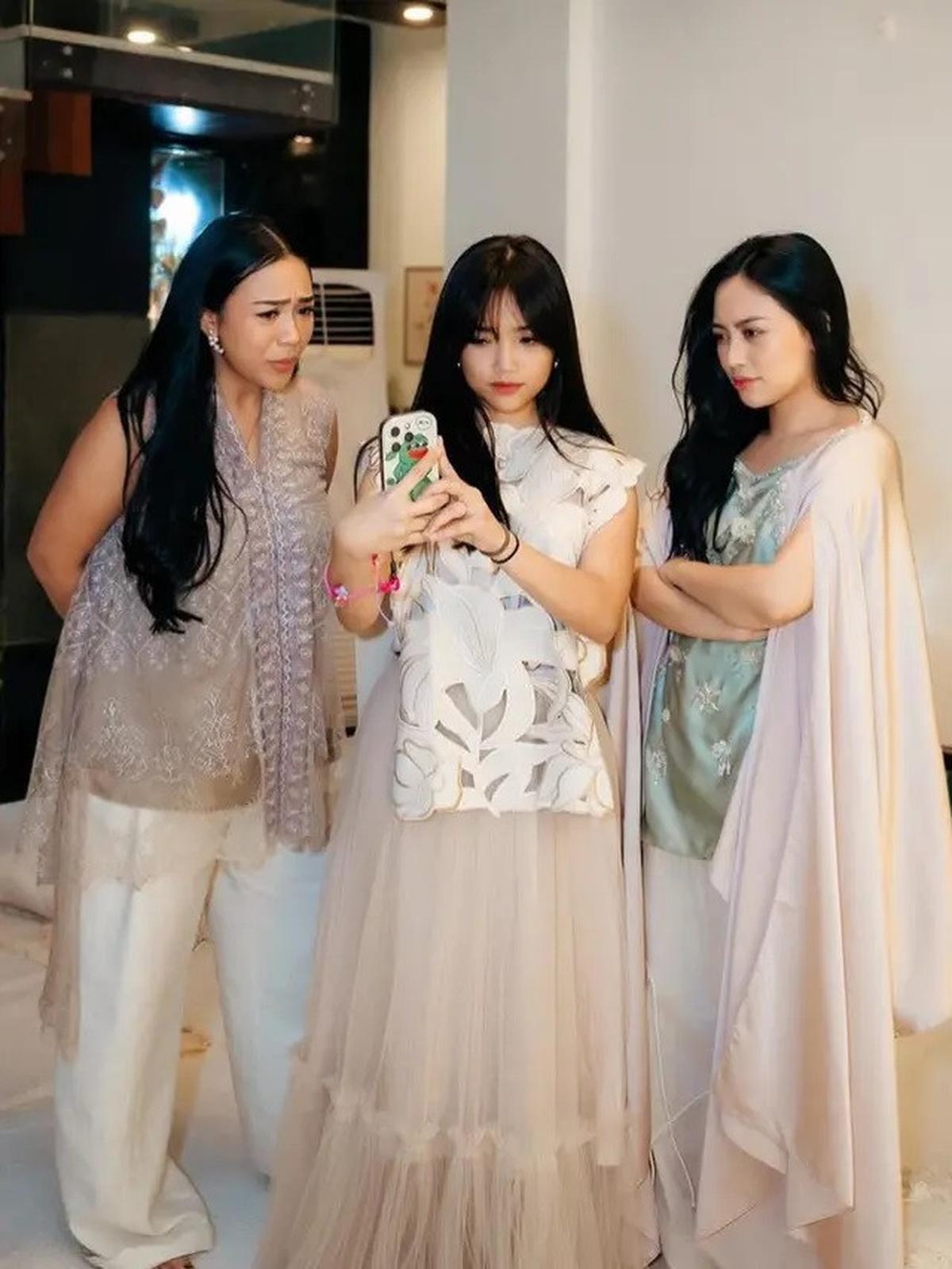 Model Baju Lebaran 2025 Wanita, Inspirasi Gaya dari Selebriti
