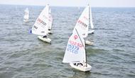 Memasuki hari kedua pelaksanaan Indonesia Regatta Series I dan Kejuaraan Nasional (Kejurnas) Layar 2026, TNI AL terus memberikan dukungan penuh terhadap jalannya perlombaan yang berlangsung di Indonesian National Sailing Center, Jakarta Utara, Sabtu (9/5). (Dok. Dispen AL)