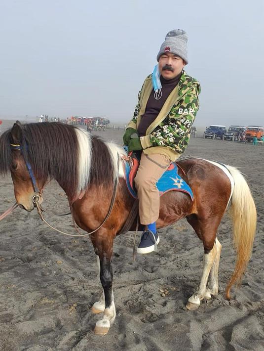 <p>Adam Suseno, suami pedangdut Inul Daratista, belakangan eksis di medsos hingga layar kaca. Pasangan selebritas ini memandu beberapa program televisi dengan beragam kostum berdasar tema. Dari sekuriti alias satpam hingga model Citayem Fashion Week, yang viral beberapa pekan lalu. Inul Daratista mengabadikan polah sang suami lalu diunggah di akun Intagram terverifikasinya. (Foto: Dok. Instagram @inul.d)</p>