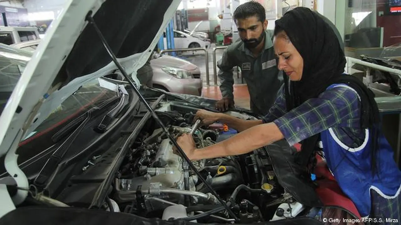 Uzma Nawaz adalah salah satu montir mobil perempuan pertama di Pakistan yang masyarakatnya cenderung konservatif (AFP)