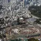 Foto udara menunjukkan pembangunan Stadion Nasional Jepang untuk Olimpiade 2020 di Tokyo pada 26 September 2017. Stadion ini diperkirakan menghabiskan biaya pembangunan sebesar 2 Miliar dollar Amerika. (AFP Photo/Jiji Press/Jepang Out)