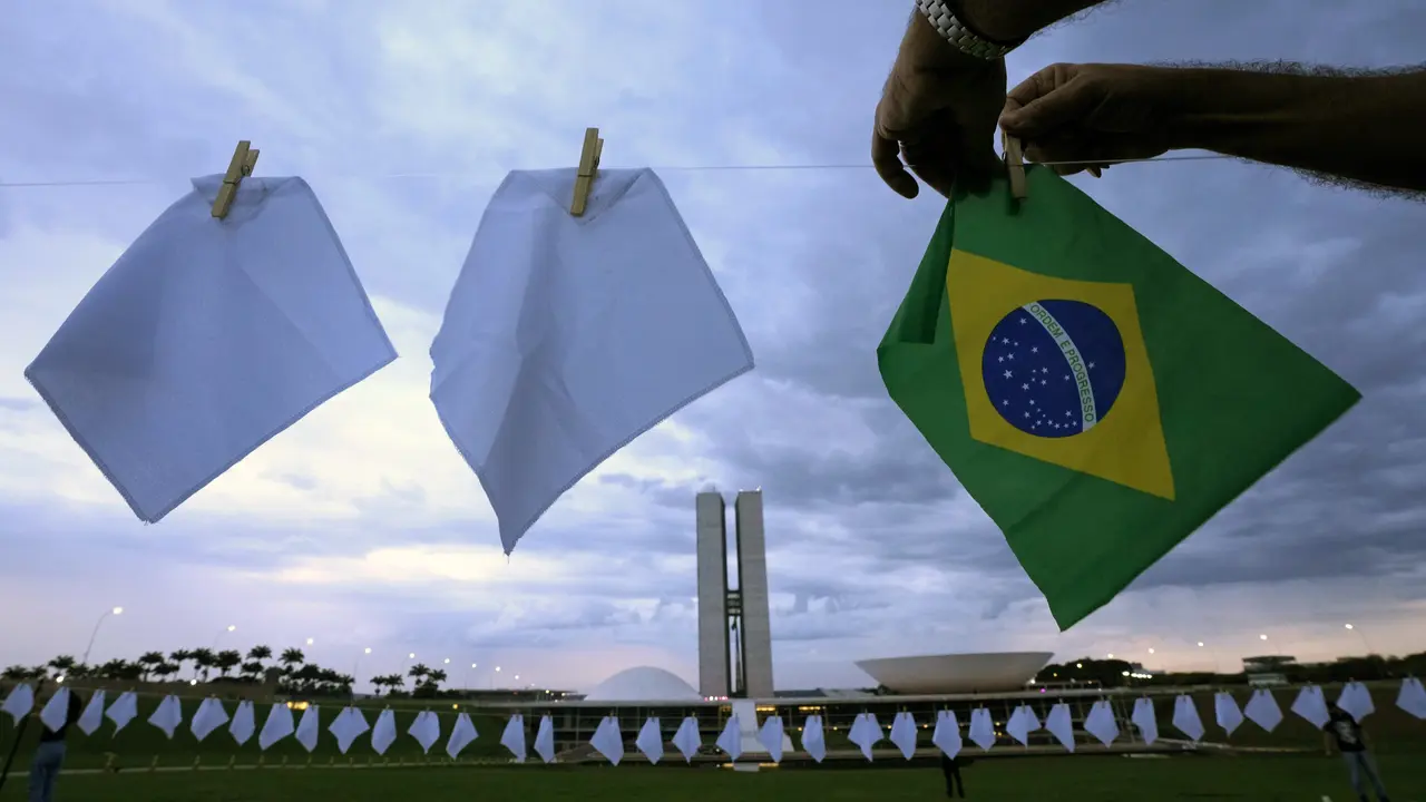Aksi Menggantung Ratusan Sapu Tangan Putih di Gedung Kongres Nasional Brasil
