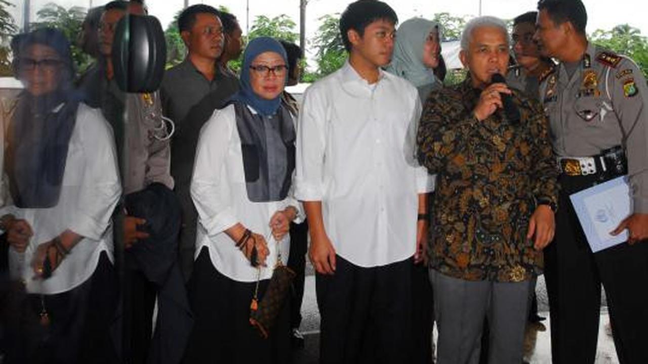 Hatta Rajasa antarkan Rasyid ke Ditlantas Polda Metro Jaya