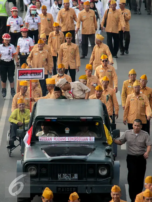 Veteran pejuang kemerdekaan menaiki kendaraan komando saat mengikuti pawai di Jakarta, Selasa (11/8/2015). Pawai tersebut merupakan puncak peringatan Hari Veteran Nasional. (Liputan6.com/Yoppy Renato)