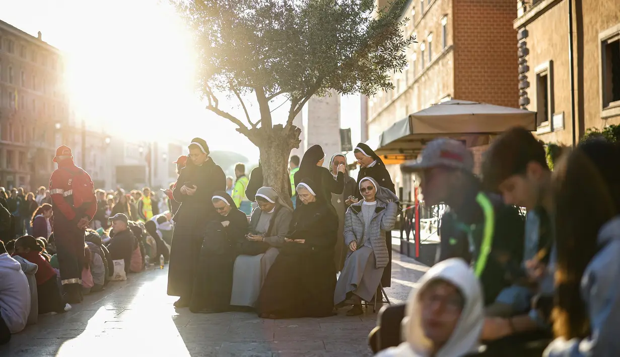 Paus Fransiskus akan dimakamkan di Basilika Santa Maria Maggiore. Peti jenazah Paus Fransiskus telah disegel pada Jumat malam (25/4/2025) waktu setempat. (HENRY NICHOLLS/AFP)