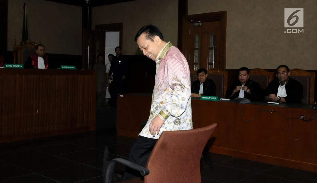 Terdakwa dugaan korupsi proyek e-KTP, Setya Novanto bersiap mengikuti sidang lanjutan di Pengadilan Tipikor, Jakarta, Kamis (29/3). Sidang mendengar pembacaan tuntutan oleh Jaksa Penuntut Umum. (Liputan6.com/Helmi Fithriansyah)