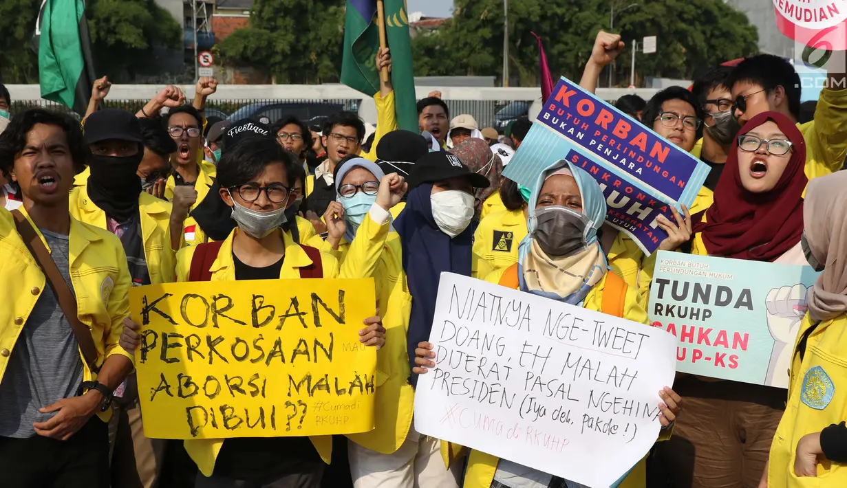 Sejumlah mahasiswa dari berbagai perguruan tinggi di Jakarta melakukan aksi unjuk rasa di depan Kompleks Parlemen RI, Senin (16/9/2019). Dalam aksinya, mereka menolak berbagai RUU yang sedang adan akan dibahas oleh para anggota dewan. (Liputan6.com/Helmi Fithriansyah)