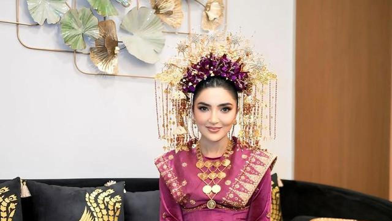 9 Potret Ashanty Pakai Baju Adat Palembang dengan Detail Mewah, Auranya Elegan