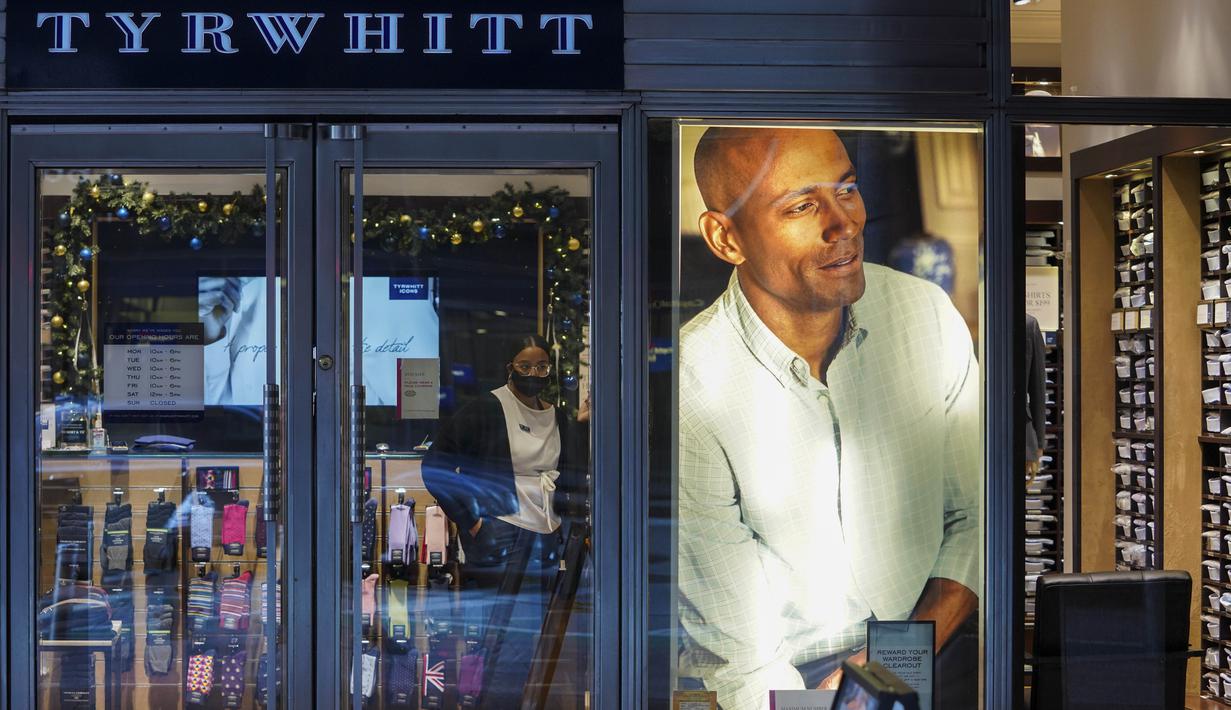 Seorang staf menunggu pelanggan di sebuah toko di New York, Amerika Serikat (AS), pada 18 November 2020. Angka kematian akibat COVID-19 di AS melampaui 250.000 kasus pada Rabu (18/11), menurut lembaga Center for Systems Science and Engineering (CSSE) di Universitas Johns Hopkins. (Xinhua/Wang Ying)