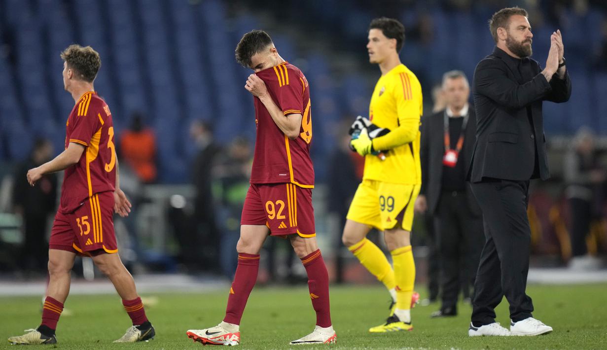 Pelatih AS Roma, Daniele De Rossi dan pemainya tampak lesu setelah ditaklukkan Bayer Leverkusen dalam duel leg pertama semifinal Liga Europa di Stadion Olimpico, Roma,  Jumat (3/5/2024). Kekalahan ini menjadi beban berat bagi AS Roma yang bakal berkunjung ke Jerman dalam duel leg kedua pekan depan. (AP Photo/Alessandra Tarantino)