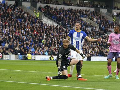 Kiper Brighton, Jason Steele (kiri) melakukan gol bunuh diri pada laga pekan ke-35 Liga Inggris 2022/2023 melawan Everton di  American Express Community Stadium, Brighton, Inggris, Selasa (09/05/2023) WIB. The Toffees menang dengan skor 5-1. (AP Photo/PA/Adam Davy)