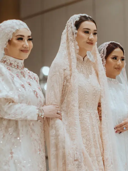<p>Artis berusia 22 tahun ini berjalan didampingi sang ibu dan adiknya, Zahwa Massaid. Mereka memperlihatkan senyuman. (Foto: Instagram/ aaliyah.massaid)</p>
