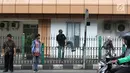 Penumpang menaiki pagar pembatas untuk keluar dari Stasiun Cikini di Jakarta, Jumat (22/3). Jauhnya akses pintu masuk dan keluar stasiun menyebabkan sebagian orang mempersingkat waktu dengan melompat pagar pembatas. (Liputan6.com/Immanuel Antonius)