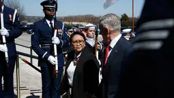 Menteri Pertahanan AS James Norman Mattis dan Menteri Luar Negeri RI Retno Marsudi berjalan bersama setibanya di Pentagon, Senin (26/3). Kedatangan Menlu Retno untuk membahas beberapa bidang isu yang menjadi perhatian kedua negara. (AP/Jacquelyn Martin)