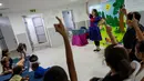 Peraturan tersebut mengharuskan dimasukkannya ruang lindung perumahan, ruang lindung komunal, atau ruang lindung institusional di setiap bangunan yang baru dibangun. Meski ruangan-ruangan tersebut tidak dilengkapi dengan perlengkapan untuk perlindungan jangka panjang, tempat-tempat tersebut tetap dapat menyelamatkan nyawa dalam keadaan darurat. (AP Photo/Bernat Armangue)