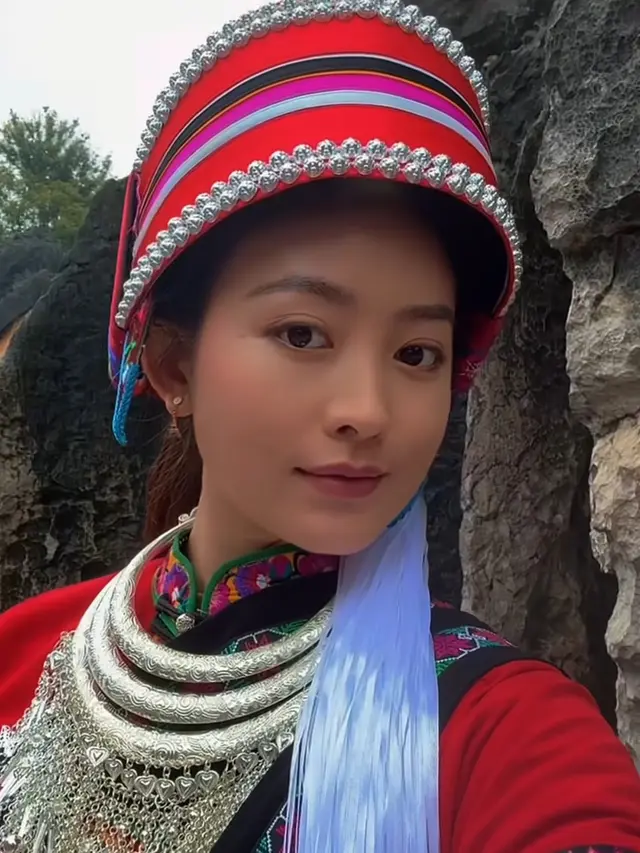 Natasha Wilona saat liburan ke China pakai baju suku Tiongkok serba merah. [@natashawilona12]