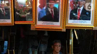 Pedagang menjual bingkai foto dengan gambar presiden  dan wakil presiden terpilih mulai dari harga Rp 150 ribu hingga jutaan rupiah tergantung ukuran frame dan gambar cetak foto. (merdeka.com/Imam Buhori)