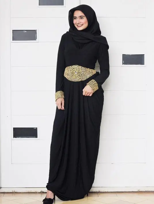 Memakai dress dan hijab berwarna hitam seperti yang dilakukan Sonya ini sangat lah cocok dipakai untuk menghadiri acara formal. Tak berkesan berlebihan, namun Sonya terlihat elegan dan mewah. (Instagram/Sonyafatmala)