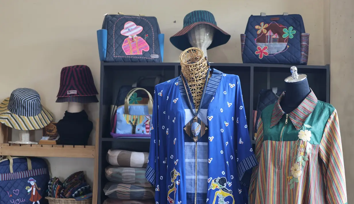 Berbagai produk turunan diOpeni seperti tas, bantal, hingga sandal diproduksi dengan konsep zero waste, memanfaatkan sisa kain lurik agar tetap bernilai ekonomi.