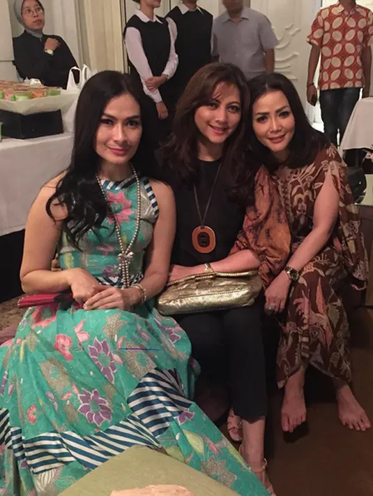 Dalam foto yang beredar, terlihat kebahagiaan Bambang dan Mayang saat merayakan ultah tersebut. Iis Dahlia, Kristina dan Cut Keke terlihat hadir dalam acara itu. (Instagram/cutkeke_xavier)