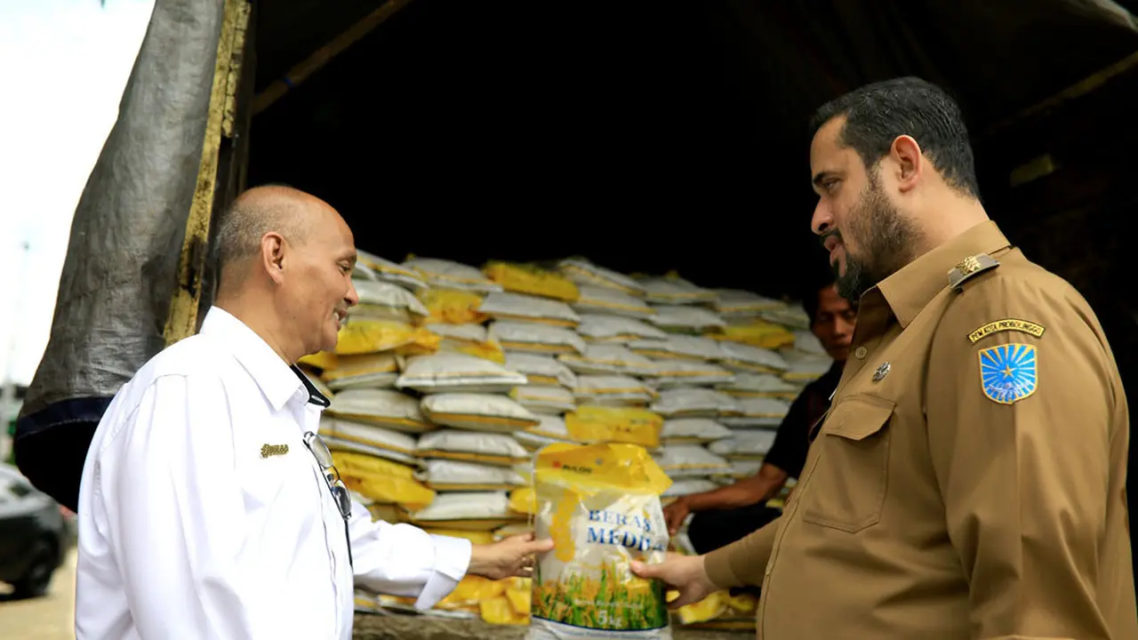 Wali Kota Probolinggo Habib Hadi Zainal Abidin meninjau pelaksanaan operasi pasar di daerahya (Istimewa)