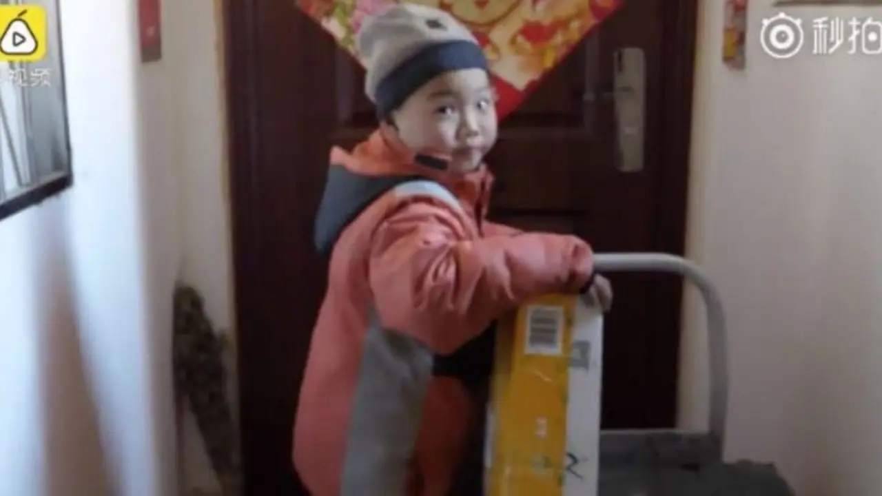 Bocah tujuh tahun asal China berjuluk Little Li yang bekerja sebagai delivery boy