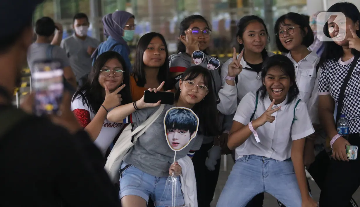 Penggemar berfoto dengan aksesoris Park Jihoon di ICE BSD Hall 5, BSD, Tangerang Selatan, Sabtu (15/2/2020). Penyanyi asal Korsel, Park Jihoon menghadiri acara temu penggemar dan konser (fancon) dalam konser Park Jihoon Fancon Asia Tour 2020 in Jakarta. (Liputan6.com/Angga Yuniar)