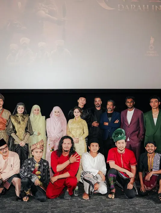 Kebaya janggan itu dipadukan dengan kain songket emas sebagai bawahan dan selendang [@tissabiani]