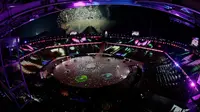 Boyband EXO memeriahkan upacara penutupan Olimpiade Musim Dingin 2018 di Pyeongchang, Korea Selatan, Minggu (25/2). Dengan penampilan EXO tersebut, maka ajang pergelaran olahraga Olimpiade PyeongChang resmi berakhir. (AP Photo/Charlie Riedel)