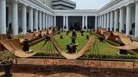 Sambut Hari Batik Nasional, Kain Batik Sepanjang 74 Meter Amanat Jokowi Membentang di Museum Nasional