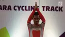 Pebalap sepeda Indonesia, M. Fadli Imammuddin berselebrasi usai meraih emas pada nomor 4000 meter individual pursuit C4 (tunadaksa) di Jakarta Internasional Velodrome Rawamangun, Jakarta Timur, Jumat (12/10). (Merdeka.com/Imam Buhori)