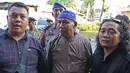Abah Grandong pemakan kucing didampingi kerabat tiba di Polres Jakarta Pusat, Kamis (1/8/2019). Abah Grandong yang berprofesi sebagai centeng di lahan sengketa kawasan Kemayoran tiba mengenakan peci serta baju koko berwarna cokelat. (Liputan6.com/Herman Zakharia)