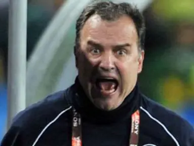 Gaya pelatih Cile Marcelo Bielsa sat memberi instruksi kepada para pemainnya di laga 16 besar PD 2010 lawan Brasil di Soccer City, 28 Juni 2010. AFP PHOTO / MARTIN BERNETTI 